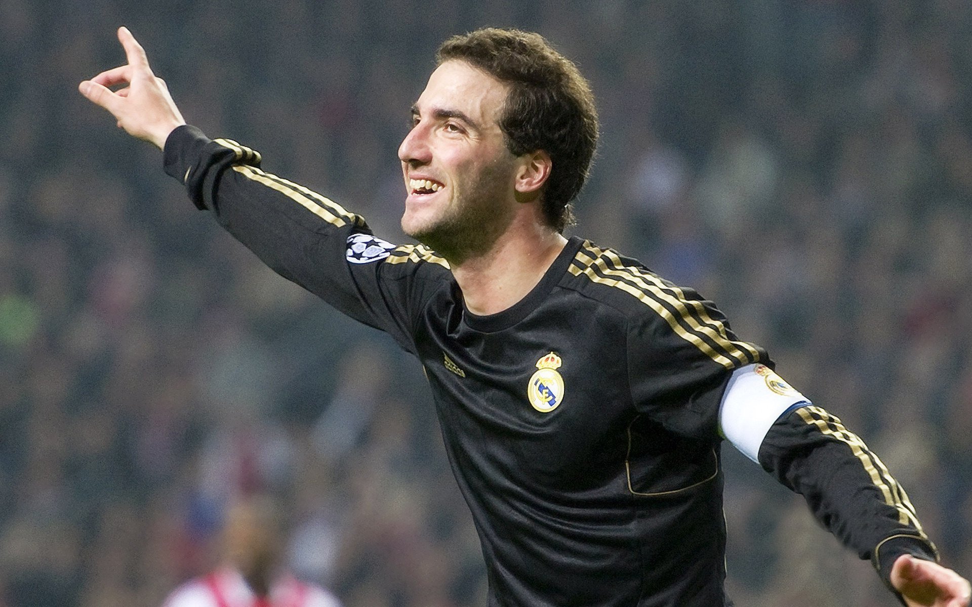 法拉利险胜雷诺车队，诺里斯点燃赛场激情